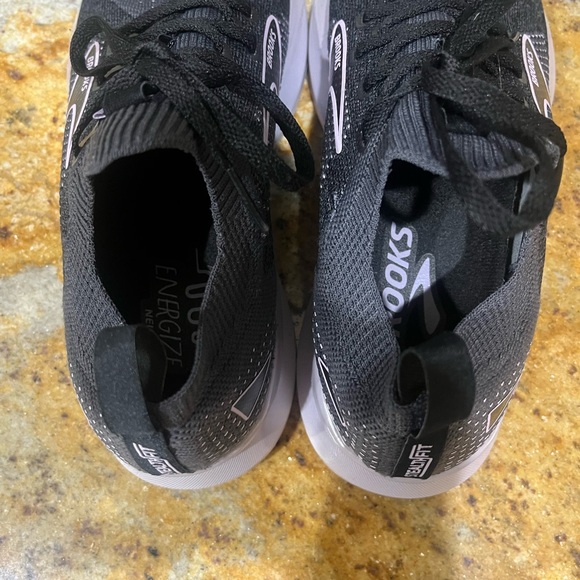 Brooks Levitate 5 size 8 - Picture 5 of 9